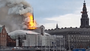 Dinamarca: Incendio afectó a histórico edificio de la Bolsa de Copenhague