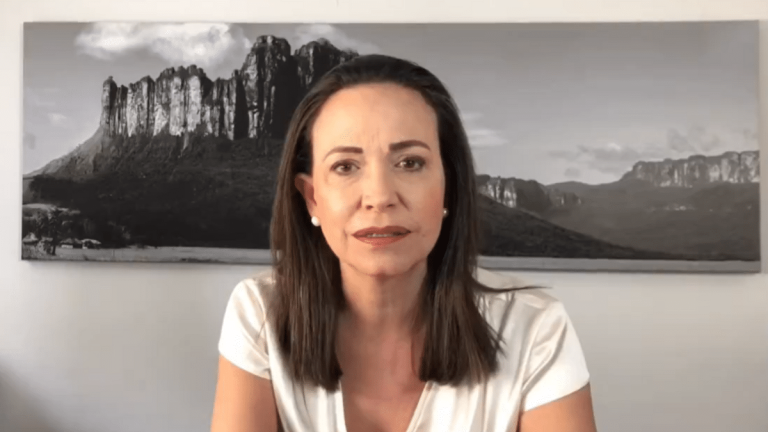 María Corina Machado denuncia bloqueo para impedir su regreso a Venezuela en medio de emergencia