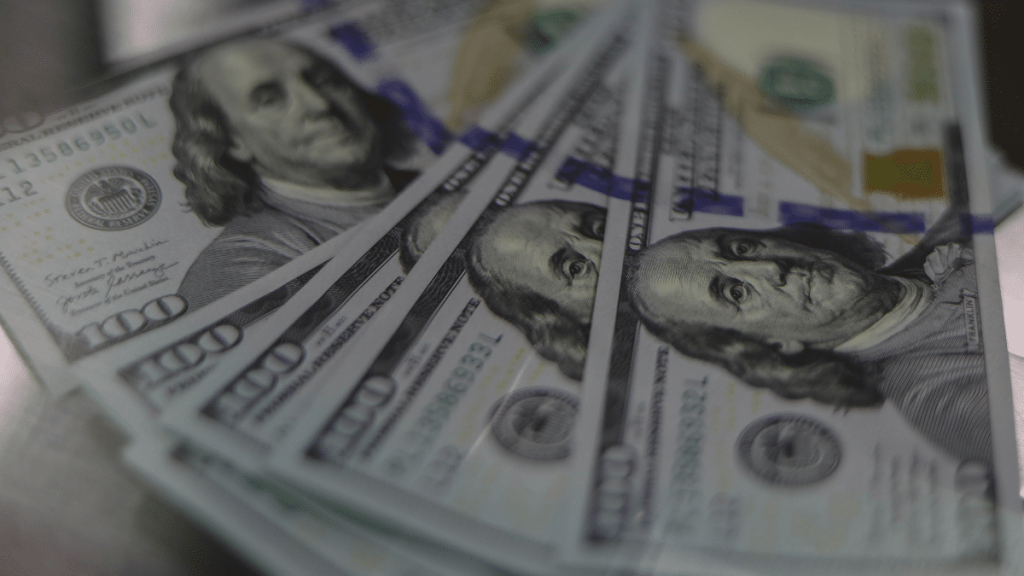 Dólar en Chile El precio del dólar en Chile experimentó una "tendencia bajista" durante la jornada de este miércoles 3 de abril.