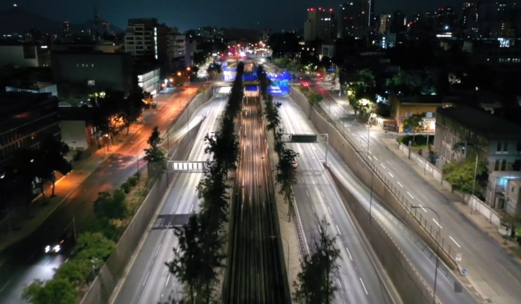 Motociclista queda en riesgo vital tras chocar en Autopista Central: Habría estado realizando piruetas