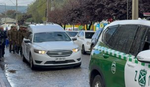 Masivo adiós a carabineros asesinados: Presidente Boric llegó hasta ceremonia del suboficial Misael Vidal