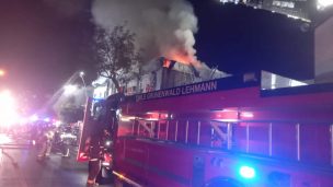 Incendio con riesgo de propagación afecta a inmueble en centro de Santiago