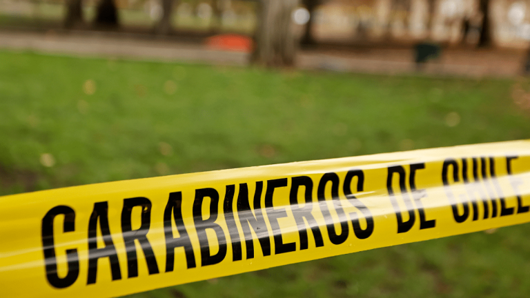 Mujer de 27 años está prófuga tras apuñalar fatalmente a su pareja en Colina