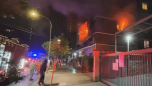 Incendio en edificio de Santiago deja al menos dos personas heridas