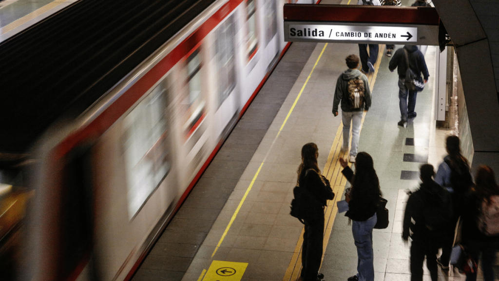 Metro de Santiago normaliza servicio en Línea 1 tras corte de corriente