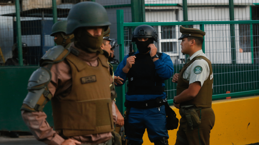 Lo Valledor Una mujer protagonizó un violento incidente en las inmediaciones de Lo Valledor en medio de los controles para ingresar al recinto.