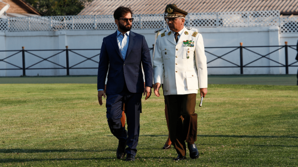 Presidente Boric respalda al general Yáñez: “Ha hecho un tremendo trabajo en el fortalecimiento de Carabineros”
