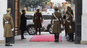 VIDEO | Presidente Boric participó de homenaje de la Guardia de Palacio por asesinato de tres carabineros en Cañete