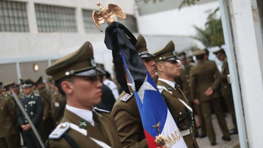 Presidente Boric participa del velorio del teniente Emmanuel Sánchez.