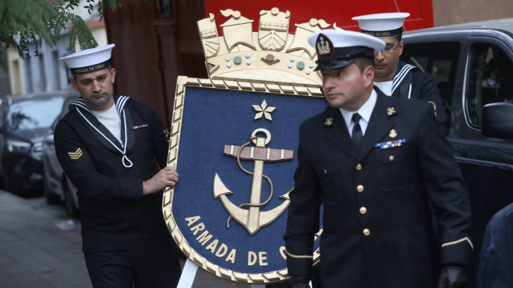 Presidente Boric participa del velorio del teniente Emmanuel Sánchez.