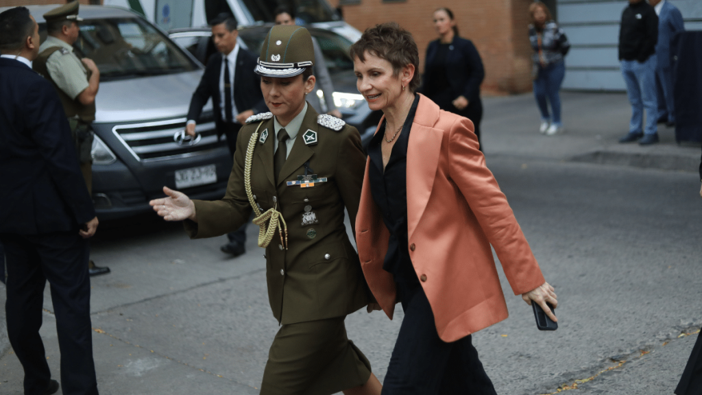 Presidente Boric participa del velorio del teniente Emmanuel Sánchez.