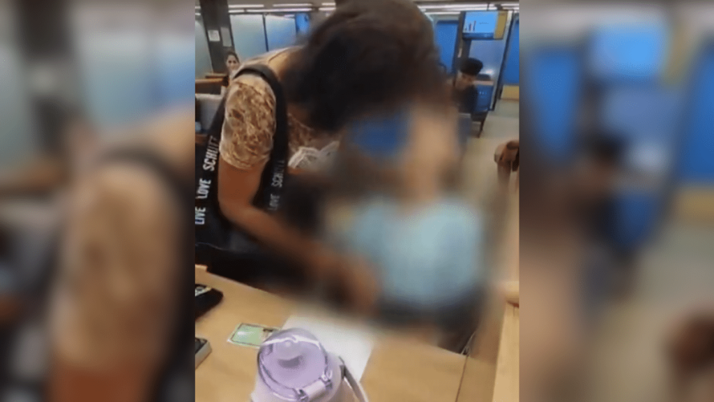 Rio de Janeiro Una mujer llevó en silla de ruedas a una persona muerta para retirar dinero en un banco de Rio de Janeiro, Brasil.
