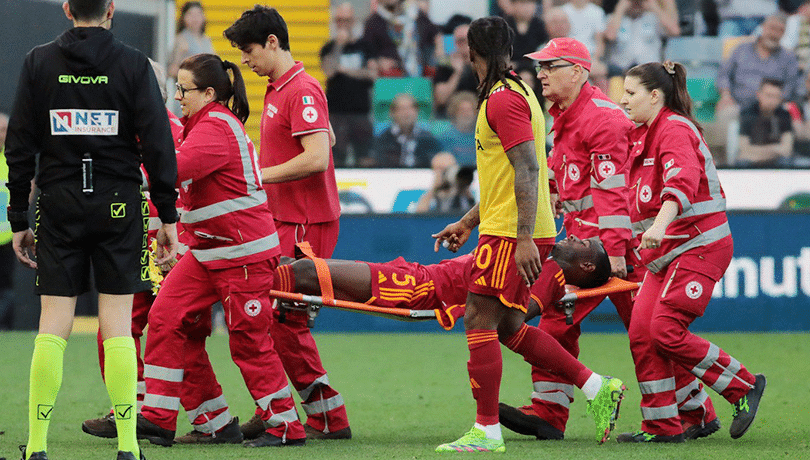 Preocupación mundial: jugador de la Roma se desploma en la cancha en pleno partido