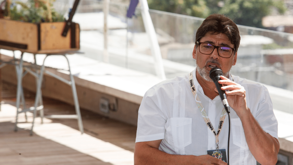 El alcalde Jadue acusó que no pudo salir del país. 