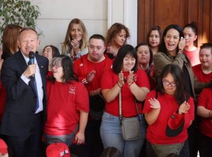 Senadores presentan iniciativa para garantizar atención especializada gratuita a personas con síndrome de Down