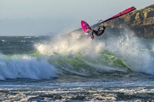 Windsurfistas chilenos se imponen sobre las olas y avanzan en el “Chile World Cup”