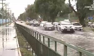 Lluvias y acumulación de basura provocan desborde del Canal Tagle en Maipú