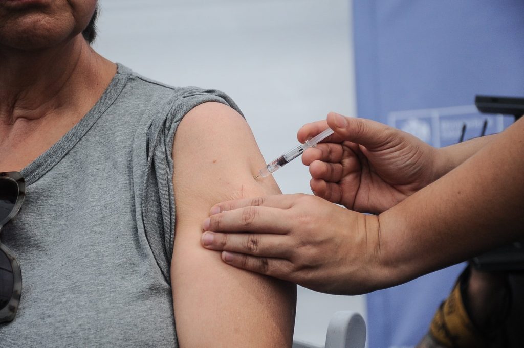 Expertos llaman a reforzar la campaña de vacunación contra la influenza ante alza de casos