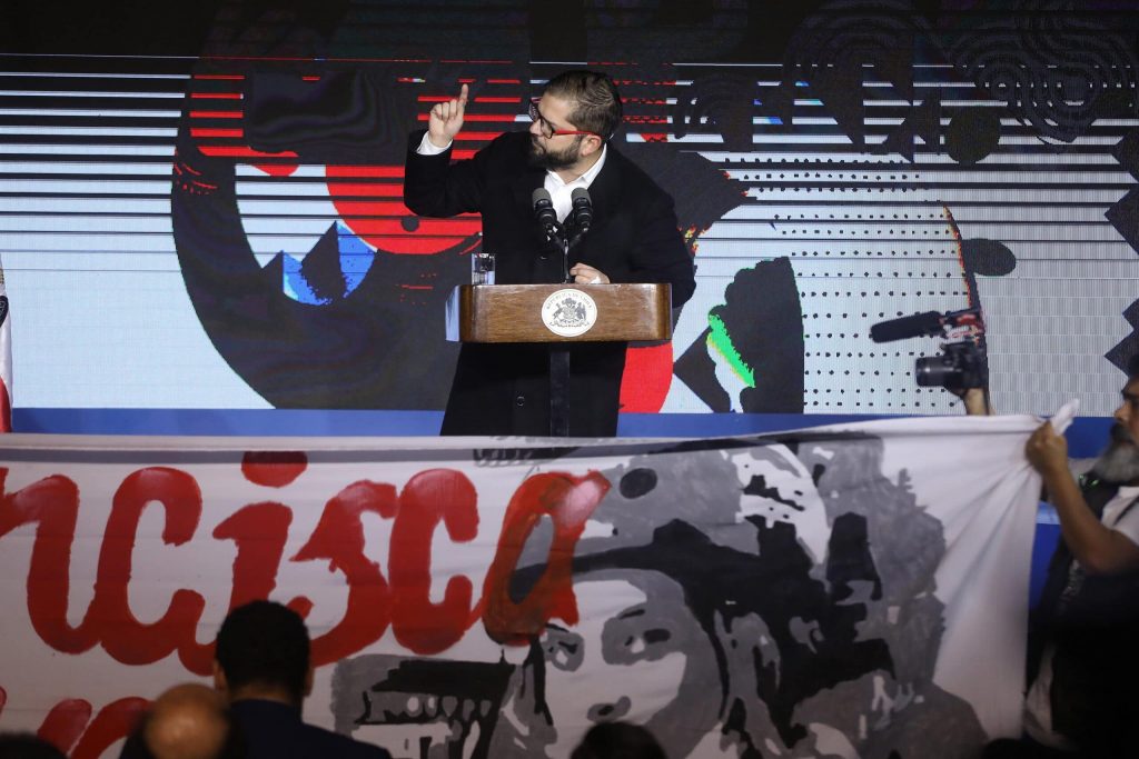 “¡Es una burla!”: Presidente Boric fue increpado en medio de conferencia por caso de Francisca Sandoval