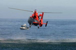 Funcionaria de la Armada cayó desde un helicóptero