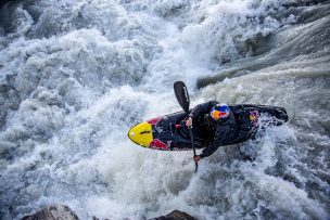 Kayakista radicado en Chile desciende la cascada de hielo más grande del mundo