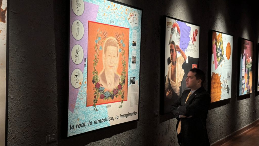 Araya Para Araya esta exposición es "una apología al octubrismo", debido a las imágenes y objetos de la muestra.