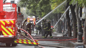 Santiago: Gigantesco incendio en el barrio Brasil moviliza al menos 22 carros de Bomberos