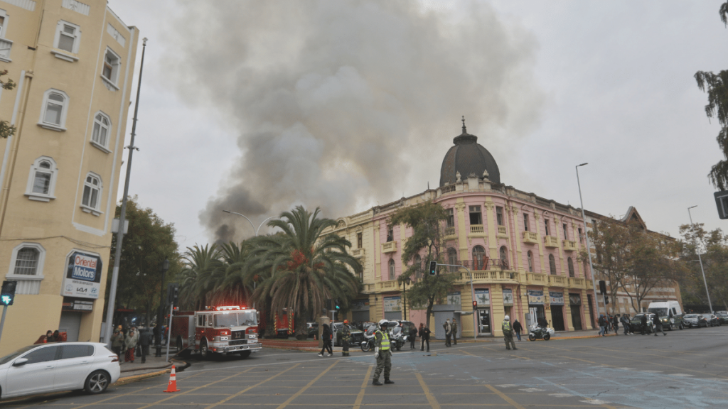 Barrio Brasil Bomberos combate gigantesco incendio en barrio Brasil.