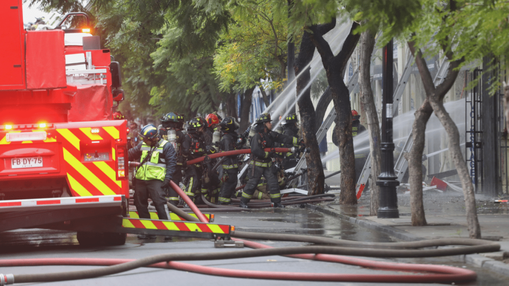 Bomberos informa que incendio en barrio Brasil “está controlado”: Hay tres civiles heridos