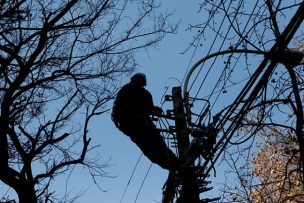 CGE activó “plan de acción preventivo” ante sistema frontal que afectará a Región Metropolitana