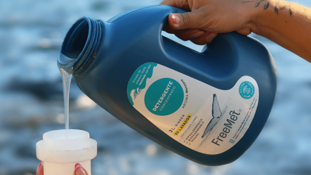 envase hecho 100% de boyas Emprendedoras chilenas crean el primer envase hecho 100% de boyas recuperadas del mar.