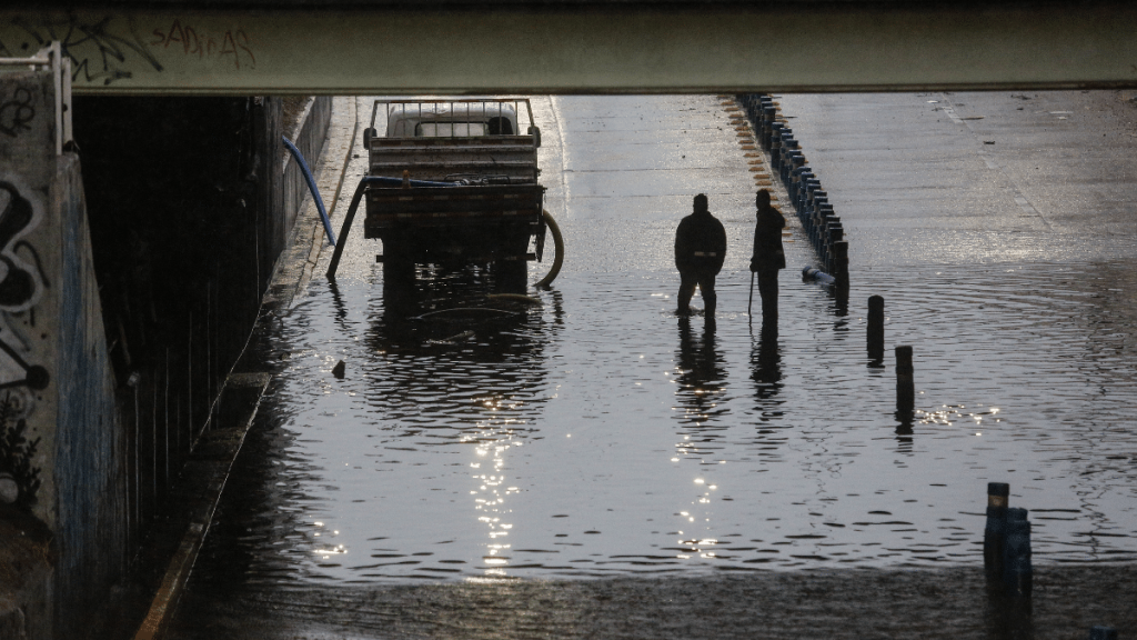Varios pasos bajo nivel cerraron debido a la acumulación de agua ante las intensas precipitaciones en la región Metropolitana. 