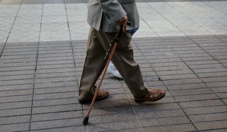 Las señales que podrían revelar una dependencia al alcohol en adultos mayores