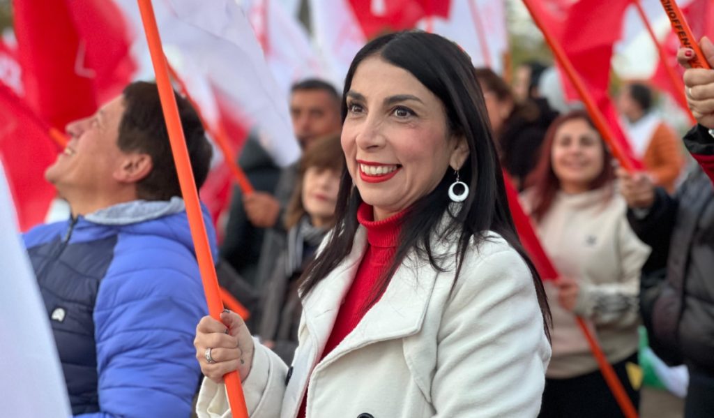 Karla Rubilar inició campaña con banderazo en Puente Alto: “Esperamos poder congregar, motivar y conquistar corazones de nuestros vecinos”