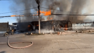 Estación Central: Casi 20 carros de Bomberos combaten incendio que afecta a varias viviendas