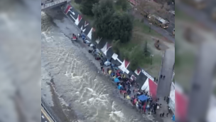 Exigen solución habitacional: Pobladores de Lo Hermida instalan campamento en ribera del río Mapocho