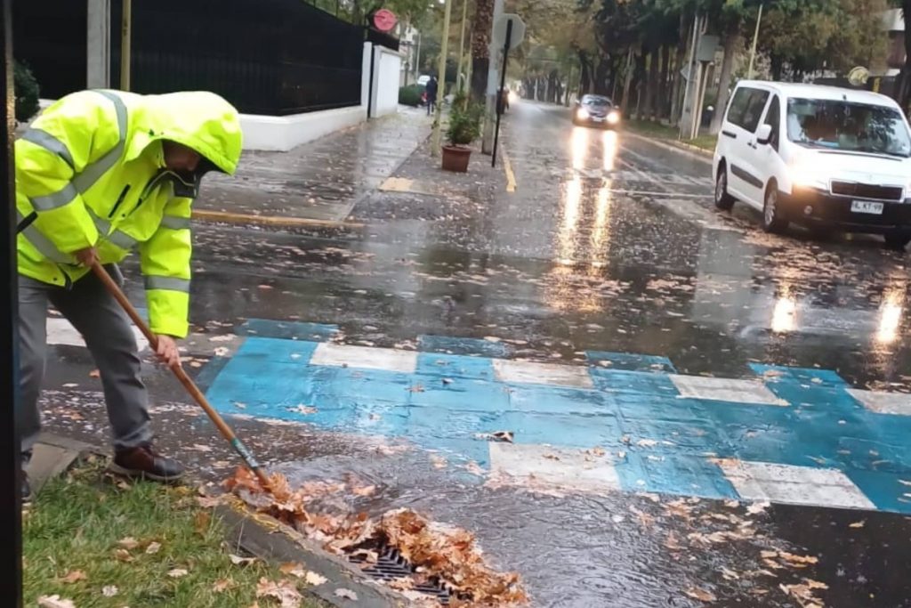 Nieve en Las Condes: Municipio coordina a equipos en terreno y se reúne con empresas de servicios de agua y electricidad