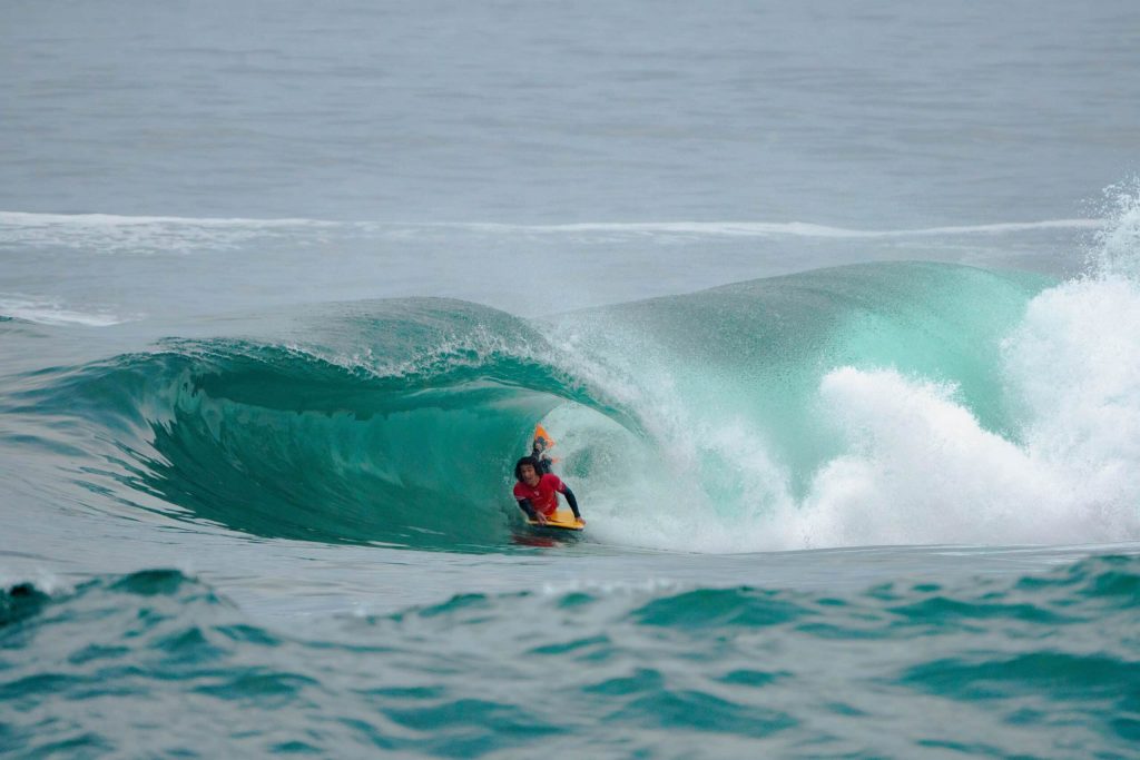 Chilenos siguen en carrera por el título del circuito mundial de Bodyboard en Iquique