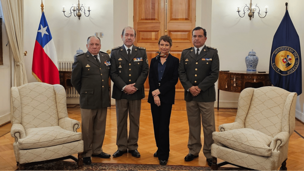Bomberos Presidente nacional de Bomberos, Juan Carlos Field, en reunión con la ministra del interior, Carolina Tohá.