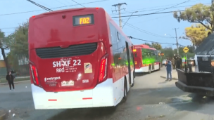 Protesta de vecinos de campamentos bloquearon salida de buses RED en Puente Alto