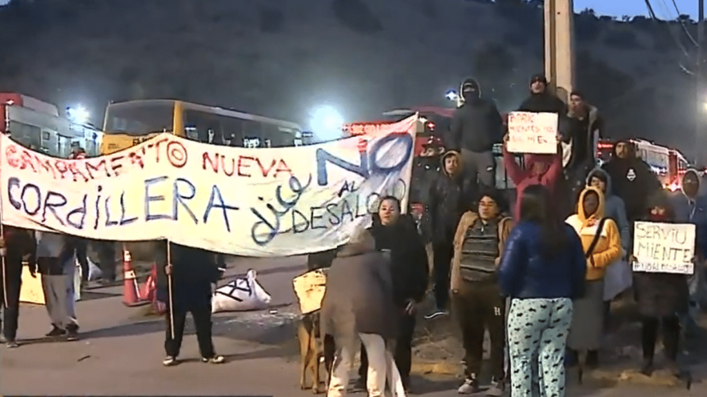 Puente Alto Protesta de vecinos de campamento bloquearon salida de buses RED en Puente Alto.