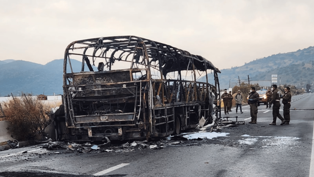 Carretera El Cobre Dos encapuchados habrían quemado un bus minero en la Carretera El Cobre.