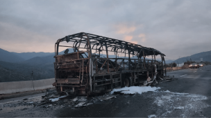 Región de O'Higgins: Queman bus minero que transportaba 44 trabajadores en la Carretera del Cobre