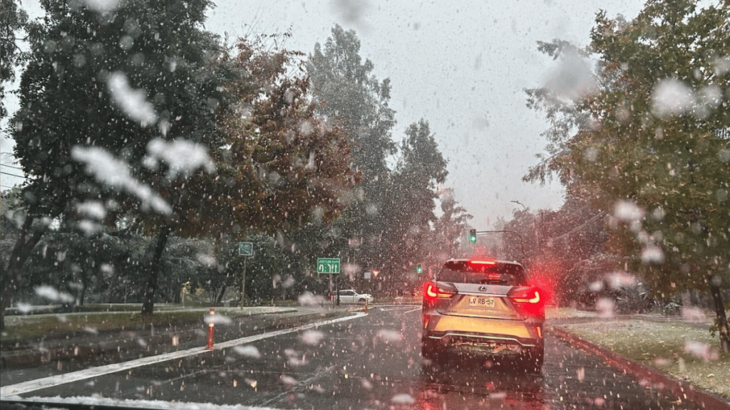 LAs Condes y Lo Barnechea Reportan caída de agua nieve en Las Condes y Lo Barnechea.