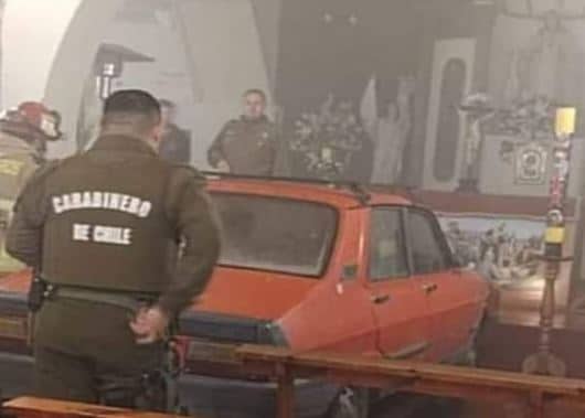 Hombre con “delirios místicos” chocó su auto contra iglesia