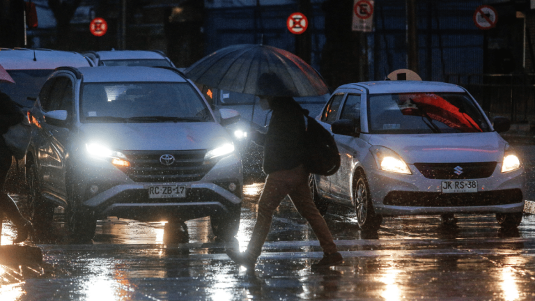 Senapred declara Alerta Roja en 10 comunas de la RM por sistema frontal