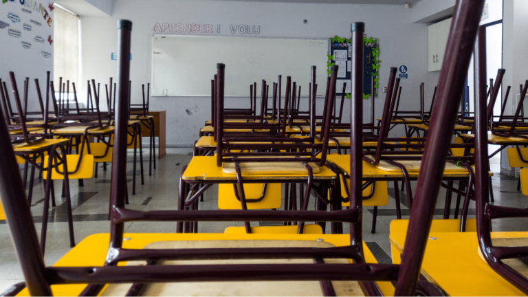 Mineduc confirma suspensión de clases por lluvias: estas son las comunas donde no habrá actividades hoy