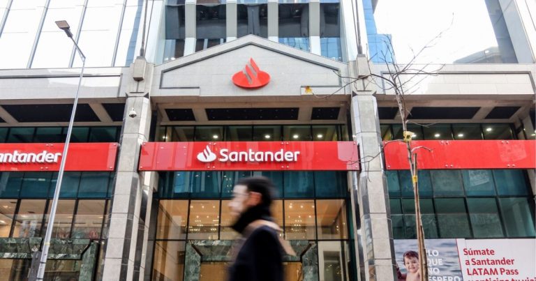 Ejecutivo del Banco Santander es detenido por vínculos al Tren de Aragua en Santiago