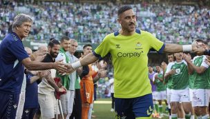 “Ya formas partes de nuestra historia”: Betis homenajea a Claudio Bravo en su despedida del Benito Villamarín