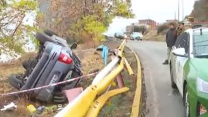 Conductor choca, vuelca y abandona a su acompañante herida